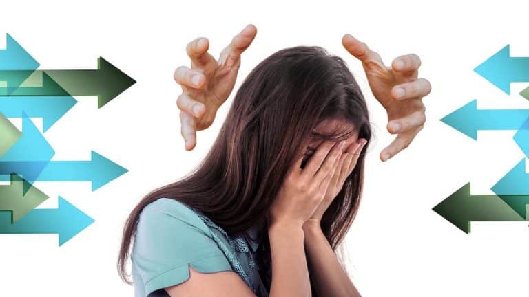 giovane donna con le mani a copertura del viso in segno di stress